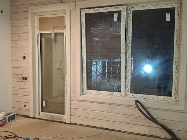 Установка ПВХ-двери и панорамного окна с учётом тёплого пола: точный монтаж и стеклянный добор - эксперт Шувое Алексей Павельев